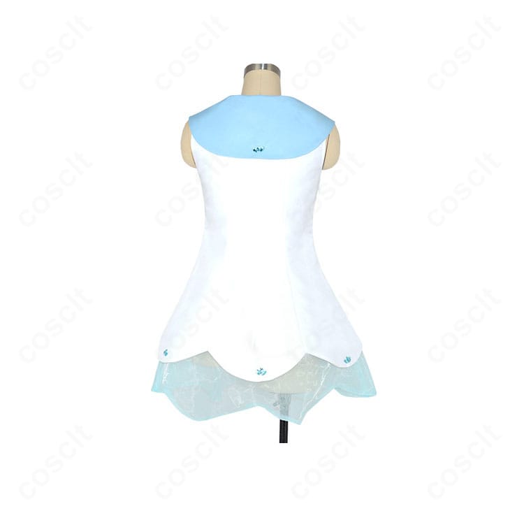 ワンピース背面のディテール。背中の切り替えと縫製ラインを確認できる画像