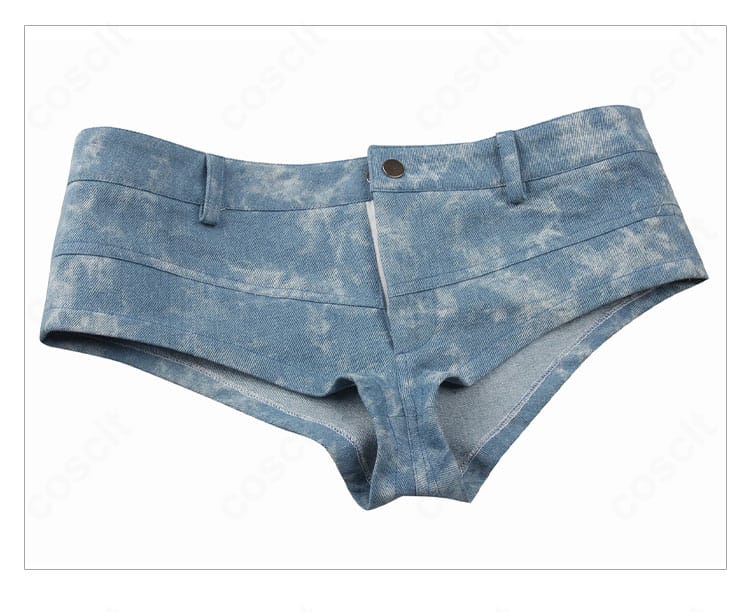 ショートパンツの装飾ディテール。ポケットやリベット位置までゲームの意匠を踏襲。