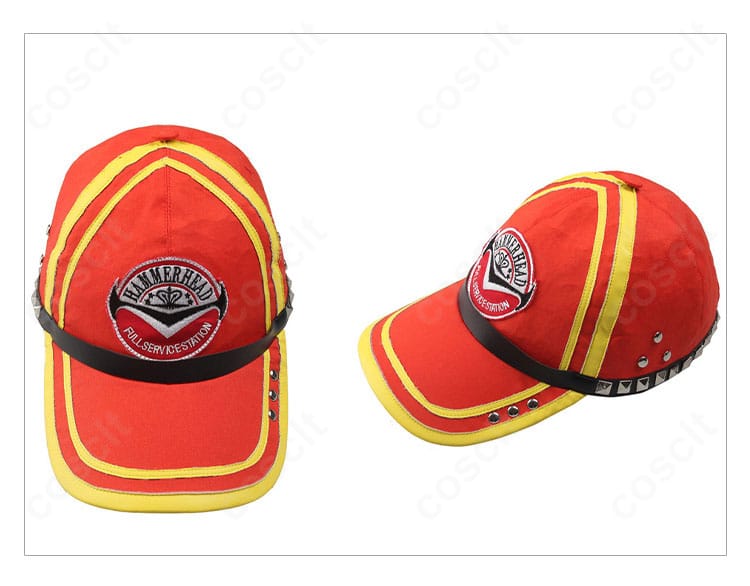 キャップの装飾アップ。シドニーらしいアクセントでコーデの完成度を高める。