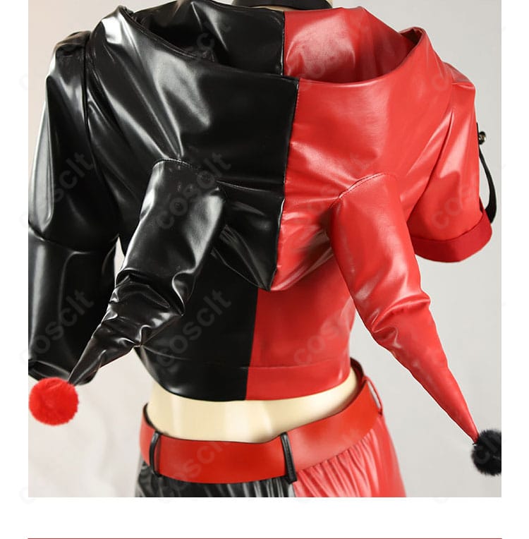 ハーレイ・クイン衣装の背面装飾クローズアップ。刺繍風モチーフが映えるデザイン。