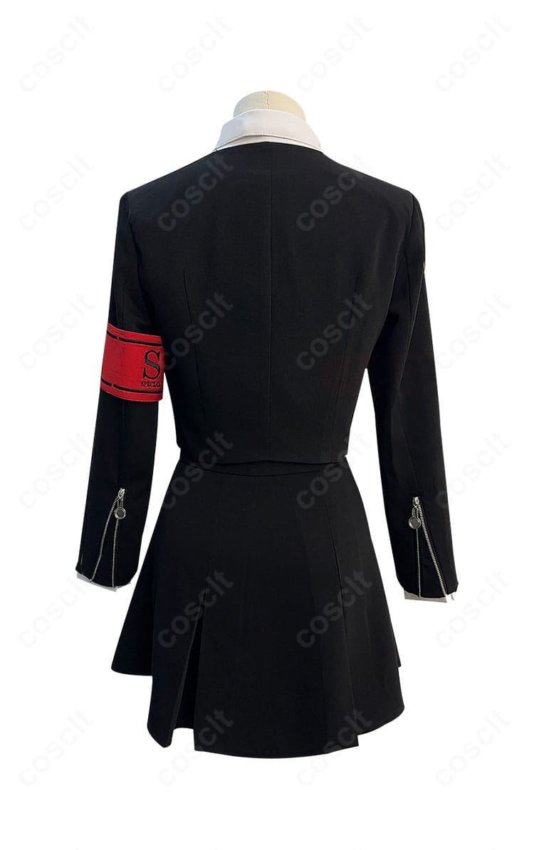 アイギス 冬制服コスプレの背面。コートの後ろベンツとスカートの落ち感をリアルに再現。