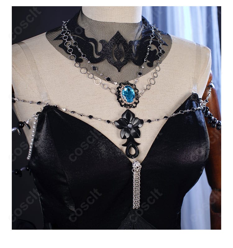 ハーメル衣装の胸元ディテール。刺繍と装飾パーツの質感と配置が分かるクローズアップ。