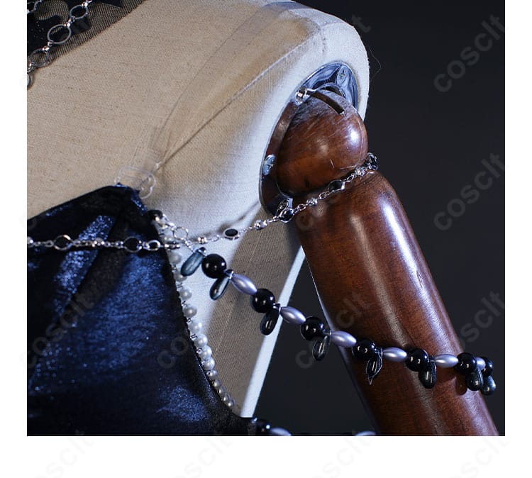 ハーメル衣装の肩周り装飾。縁取りとパネル切替の縫製を示すディテールショット。