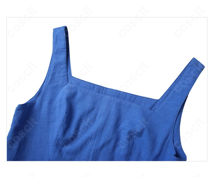 青いワンピースのスカート部分。上品な発色と端正な縫製、撮影映えするドレープが見えるクローズアップ。