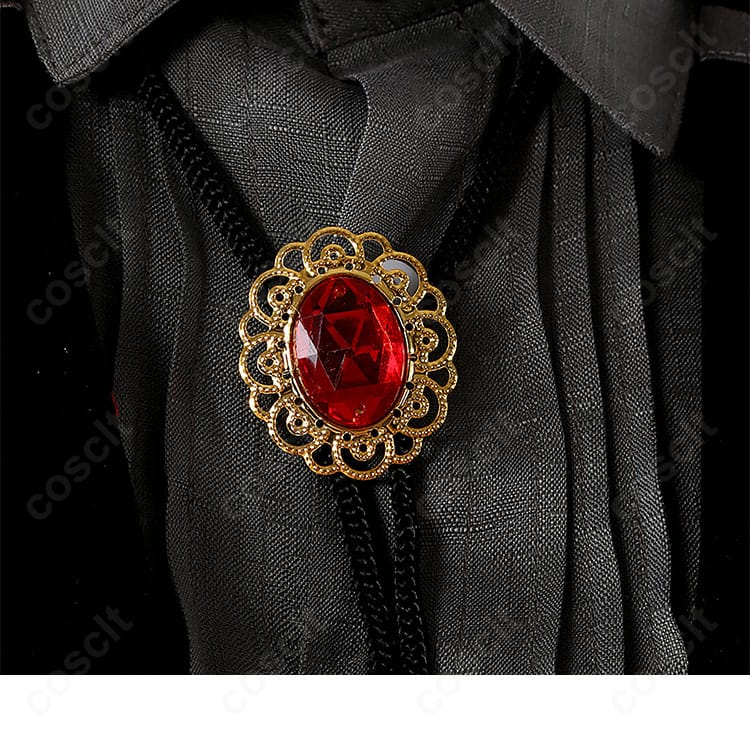 宝石調レッドパーツのクローズアップ。光を受けた際の輝きと留め付けの丁寧さを示す画像。