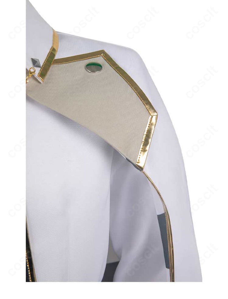 マント襟の装飾クローズアップ。幾何学的モチーフと端正な縫製で質感を再現。