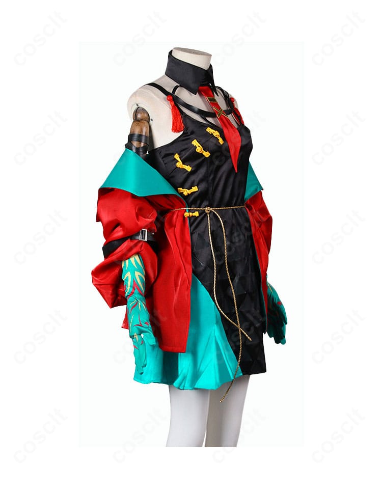 アークナイツ シー 新春「流砂」コスプレ衣装の側面。袖口のトリムやコートのシルエット、腕ベルトの位置関係が確認できるディテール写真