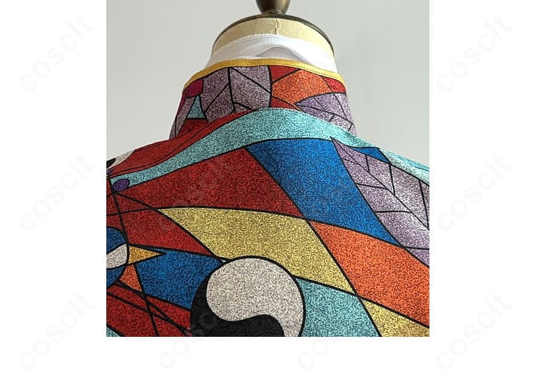 黒川イザナ衣装の背面装飾クローズアップ。細部まで再現された縫製とパーツ配置。