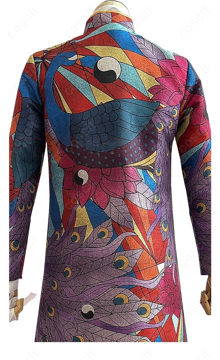 黒川イザナ 最後の世界線コスプレ衣装の背面。背中の装飾とライン取りを確認できる角度。