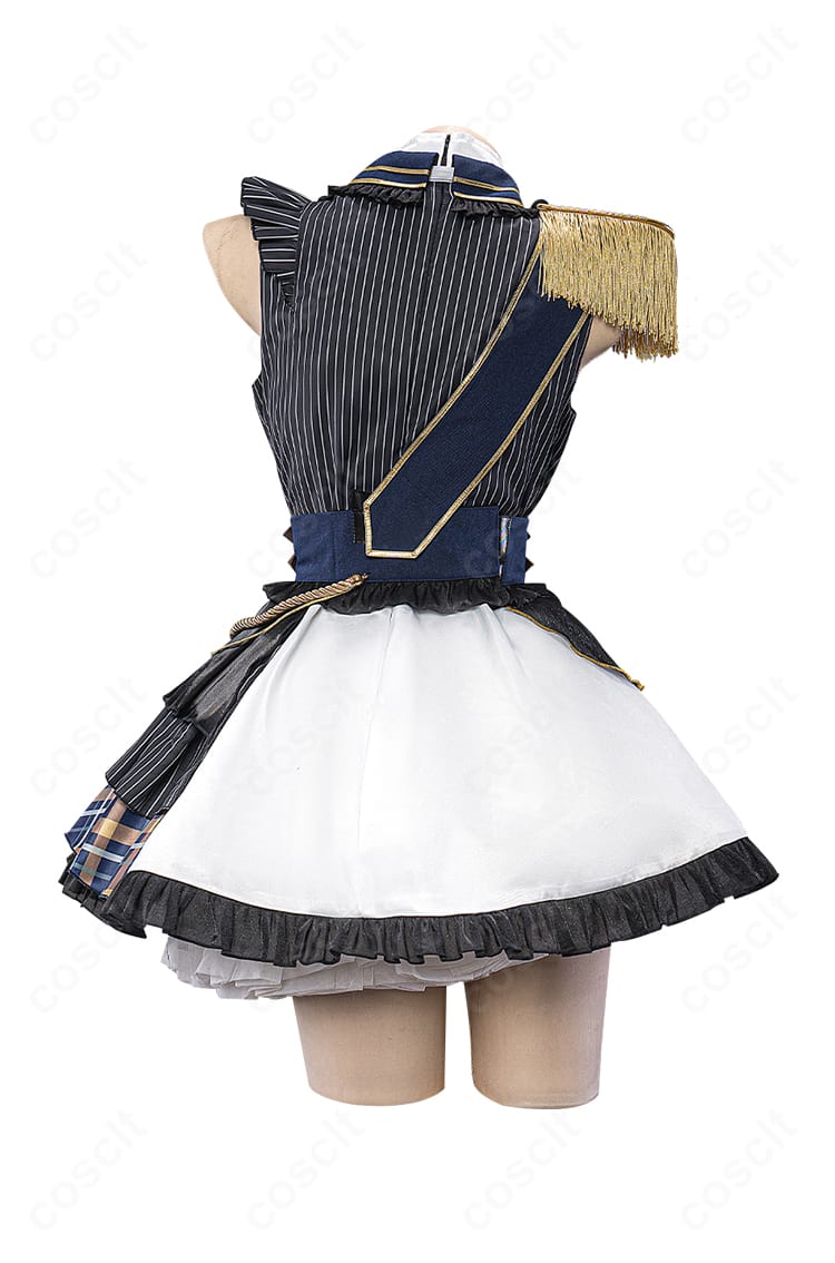 コラボ衣装の背面装飾ディテール。背中の意匠や縁取り、留め部分の仕立てを示すクローズアップ。