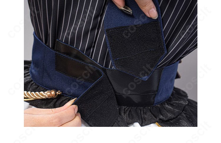 コルセットベルトのディテール。シャープでエレガントな造形と前面の締まりを強調するクローズアップ。