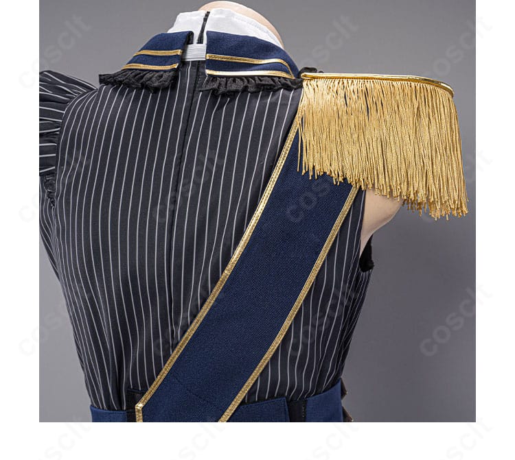 背面装飾のクローズアップ。外套の後ろ姿を引き立てる意匠とライン取りに焦点を当てた画像。