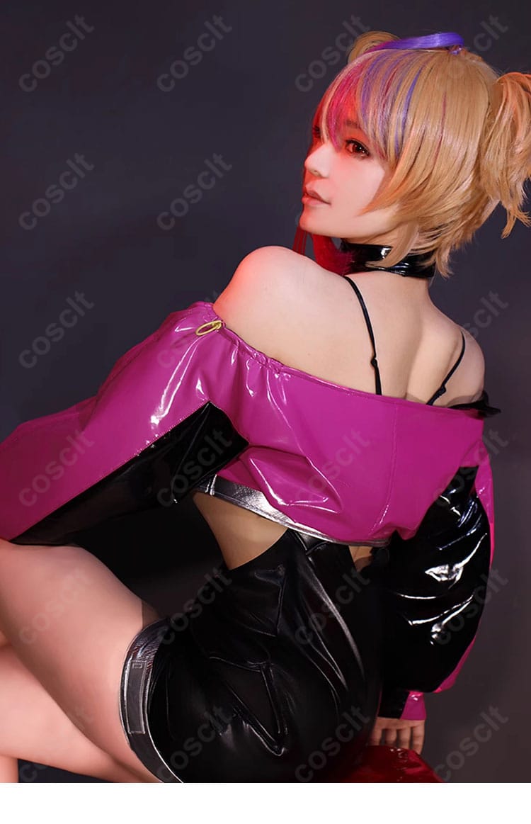 無期迷途 ニノ衣装の背面ディテール。背中の切り替えと装飾の配置、コートの落ち感を示す写真。