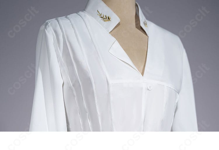 白いトップスの刺繍ディテールと生地質感の接写。細密なステッチと滑らかな表面感が分かる。