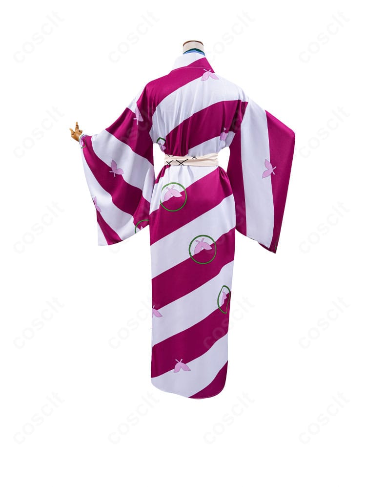 犬夜叉 神楽のコスプレ衣装 背面。帯の収まりと背中のシルエットを確認できる画像