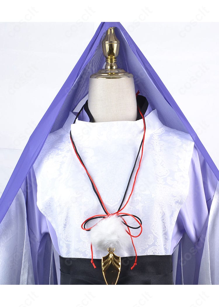 上衣装飾ディテール。襟元から胸元にかけての精緻な刺繍と縫製仕上げの質感。