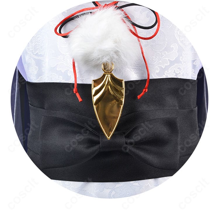 ネックレスのアクセサリー詳細。チャーム形状と金具の質感が伝わるクローズアップ。