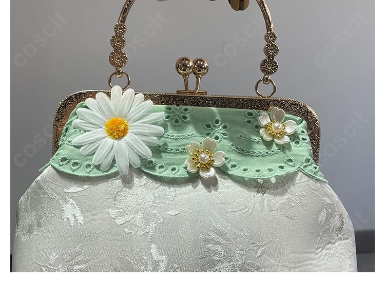 初晴コスプレのバッグ装飾ディテール。色味と金具のアップ