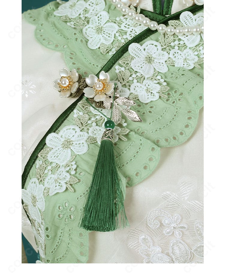 初晴コスプレの開襟部ディテール。前合わせの固定と飾りボタンの配置