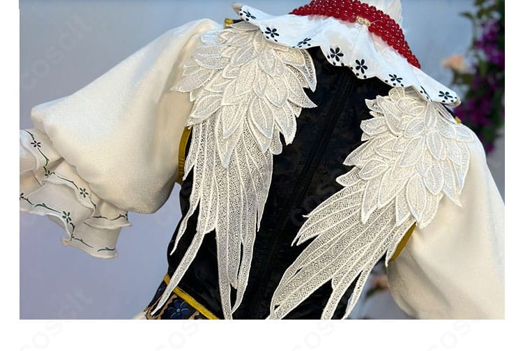 背面の羽根装飾ディテール。形状と固定方法、質感を見せるクローズアップ