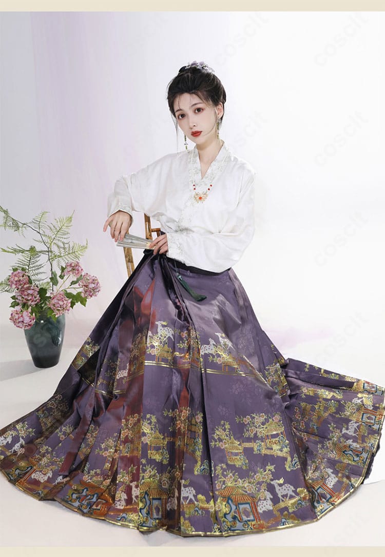 馬面裙の座りショット。パネル構造の重なりと刺繍風ディテールを強調。