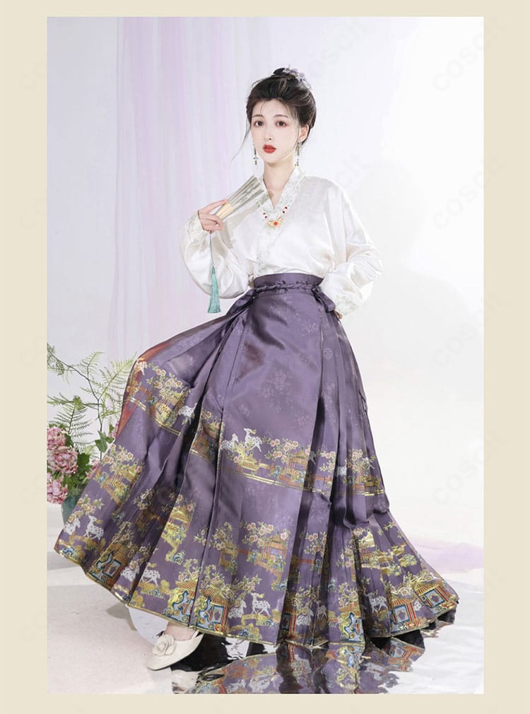 中華風コスプレ衣装の着用者が座りポーズ。落ち着いた上品さとシワの出方を確認できる。