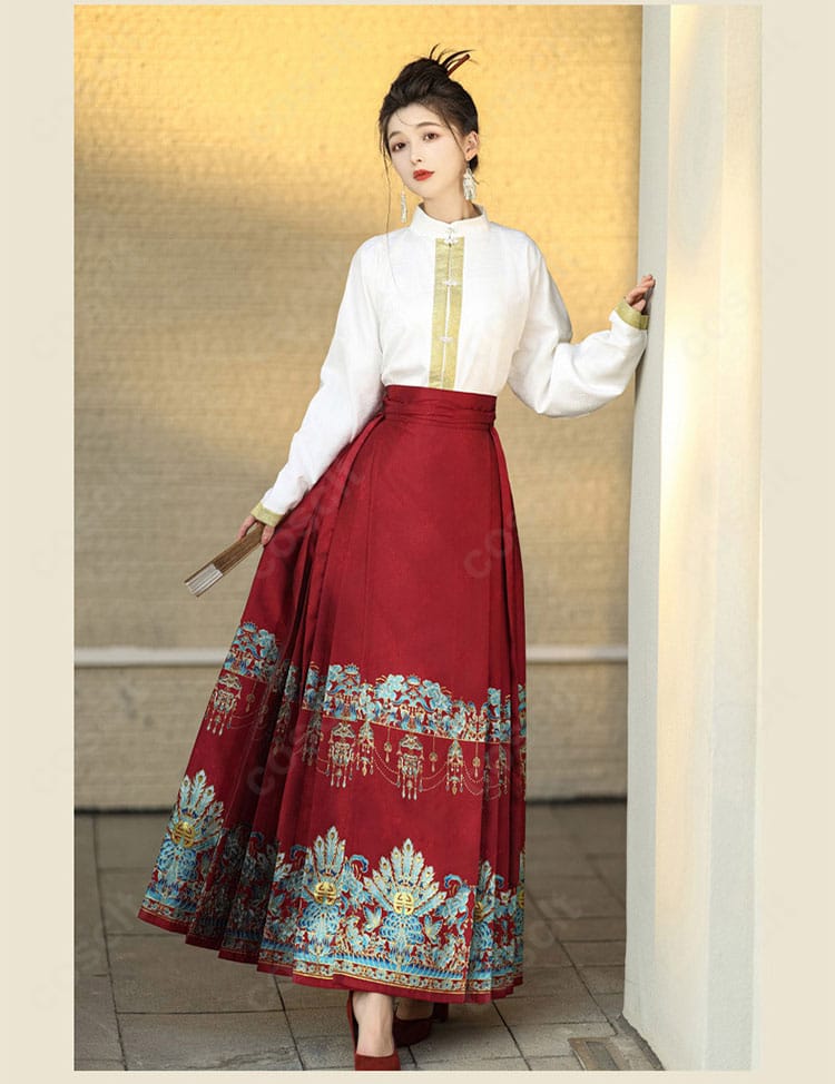 立襟トップスと馬面裙の左側シルエットと縫製ラインの詳細