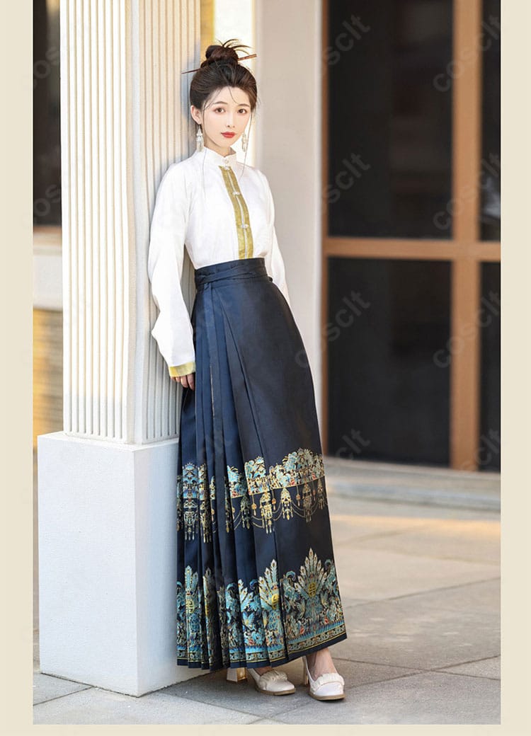 黒色馬面裙の右側パネルと刺繍の縫製アップ