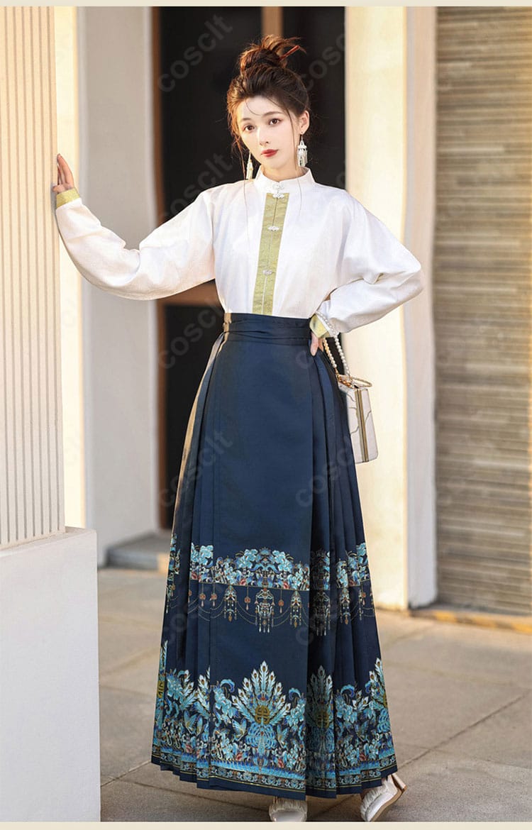 コスプレ衣装（立襟トップス＋馬面裙）を着用した正面全身カット