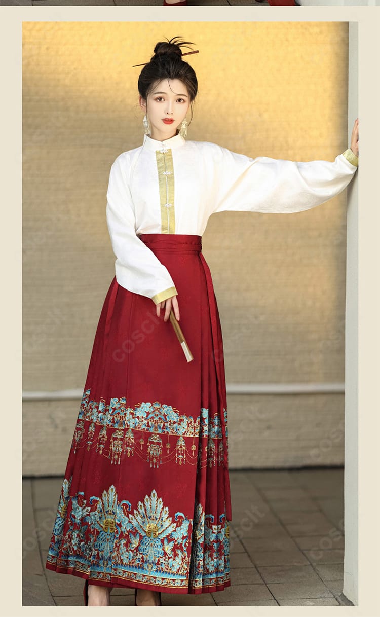 赤色の馬面裙に施された刺繍と裾装飾のクローズアップ