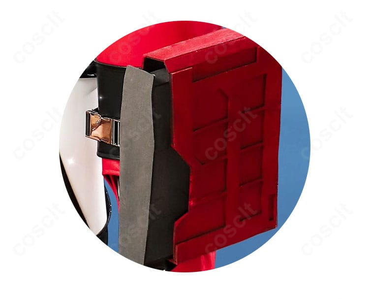 レッドフード衣装の脚部装飾ディテール。レッグカバーとベルトの質感を強調。