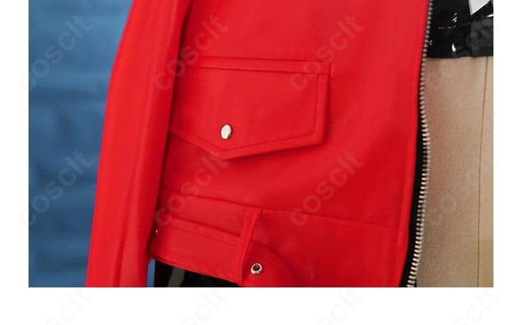 レッドフード衣装コートの外套ポケット。実用性とスタイルを両立した設計。