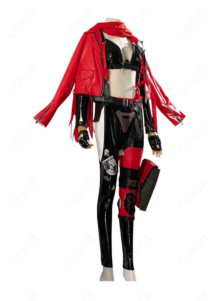 勝利の女神:NIKKE レッドフード衣装の側面。コートのラインと腰・脚部パーツの配置ディテールが分かる角度。