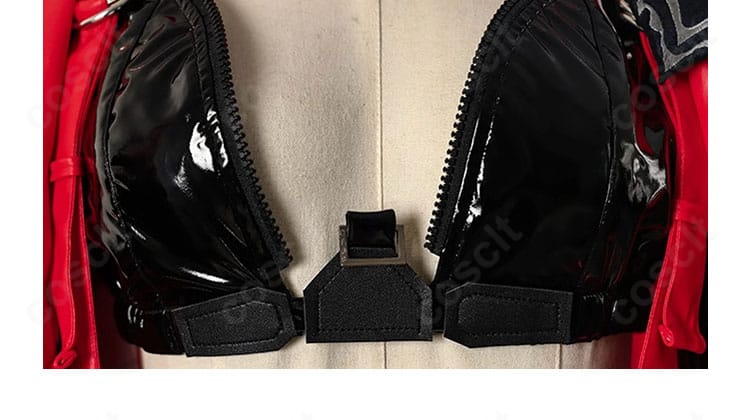 レッドフード衣装の胸部装飾ディテール。キャラクター性を象徴する意匠を精密再現。