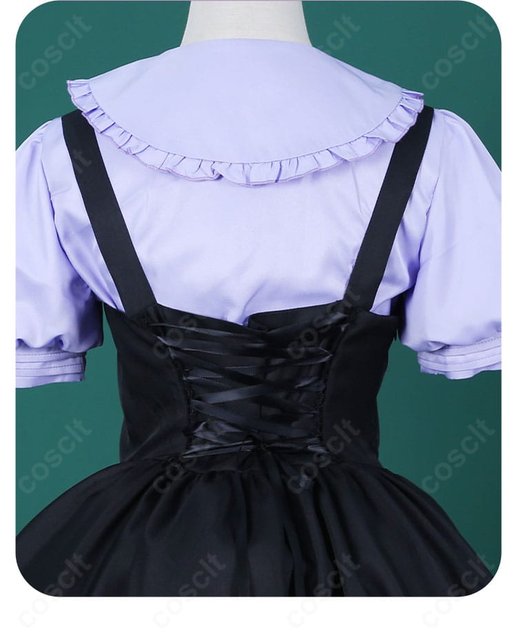 小鳥遊六花 ゴシック服コスプレ衣装の背面装飾詳細。背中のリボンとトリムの配置が華やか。