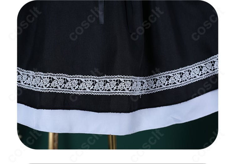 小鳥遊六花 ゴシック服コスプレ衣装のスカート裾アップ。レース端の処理まで丁寧に仕上げ。