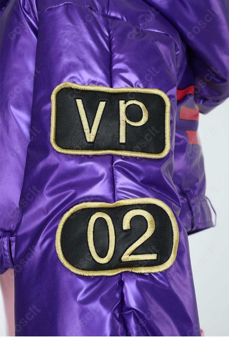 外套(ロングコート)左袖のデザイン細部。袖口の形状とステッチワークを強調。