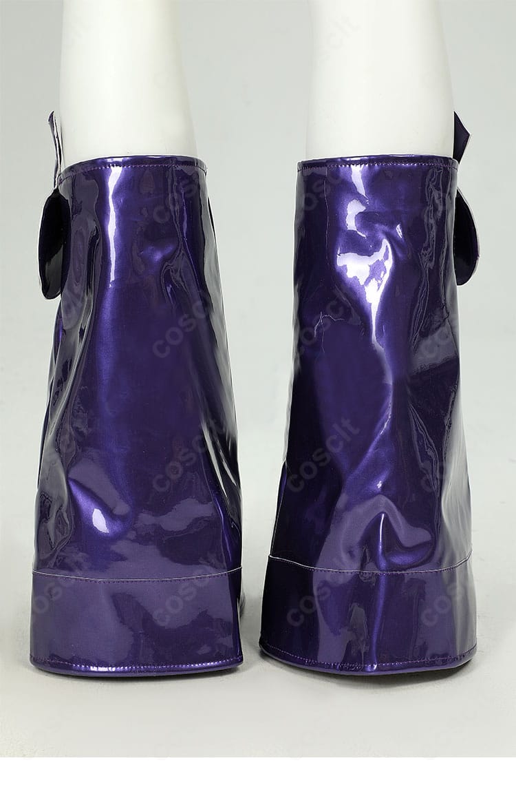 ブーツ風レッグカバー背面のディテール。後部のライン取りと留め仕様を示す。