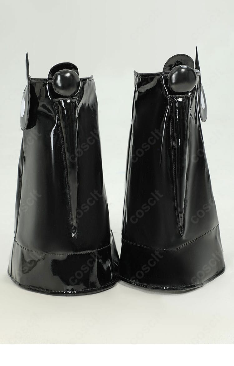 コーデに合わせた靴の正面。衣装の近未来テイストと相性の良いデザイン。