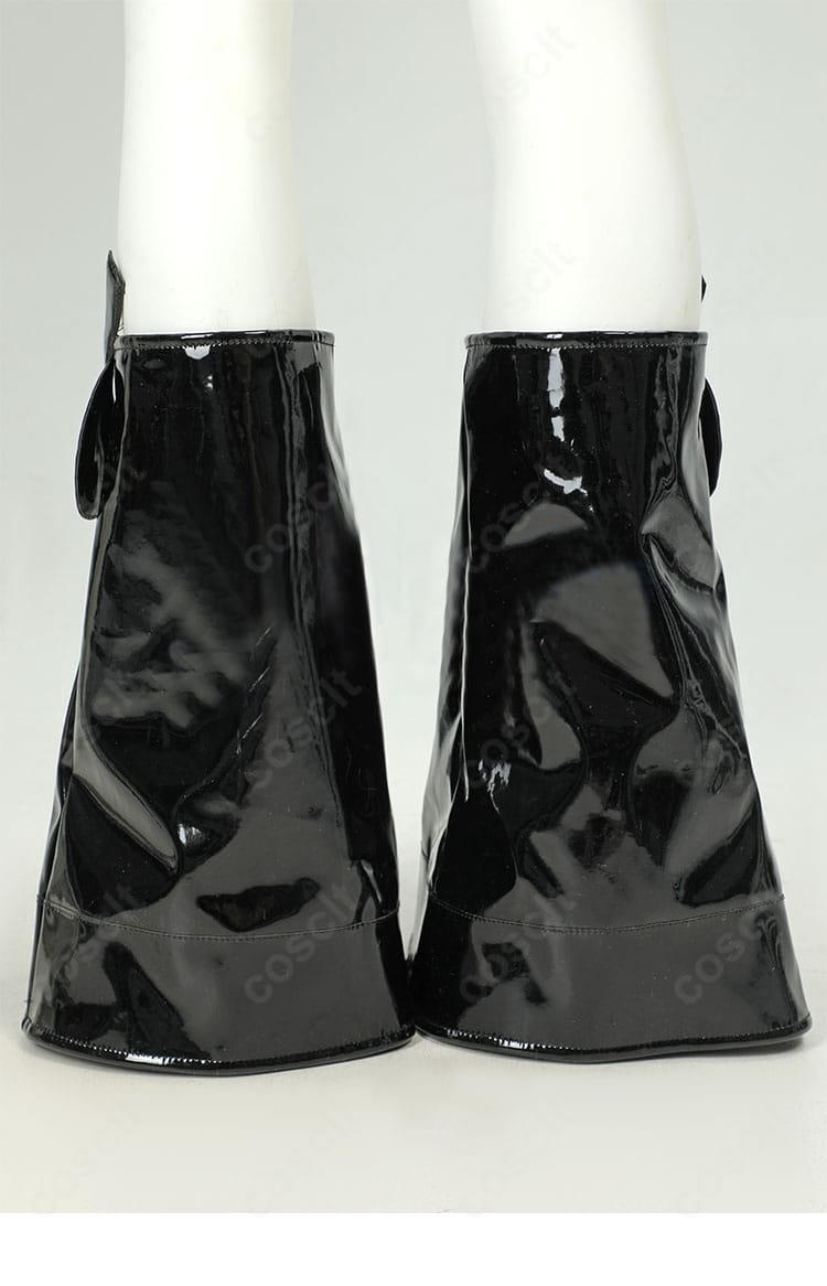 コーデに合わせた靴の背面。ヒール形状とラインが衣装の世界観を補完。