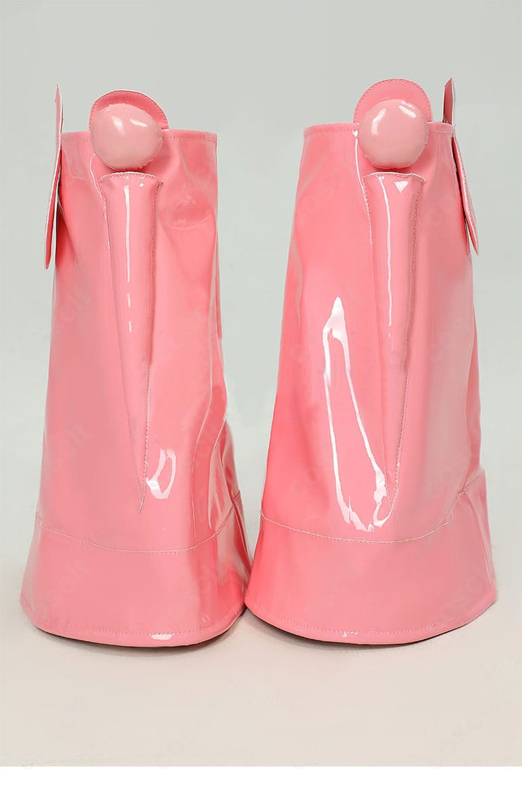 ナミ エッグヘッド編コスプレの動きあるショット。レッグカバーのフィットとラインを表現。