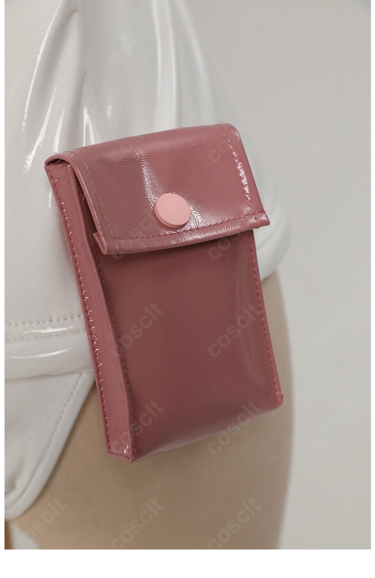 腰部分のピンク系アクセントとウエスト周りの小物ディテール。コーデの差し色としての効果を強調。