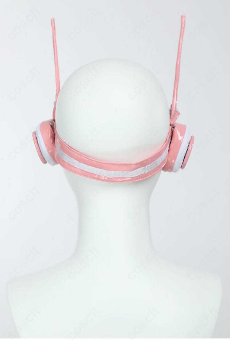 ナミ エッグヘッド編コスプレの小物焦点カット。腕リングとウエストポーチの質感を強調。