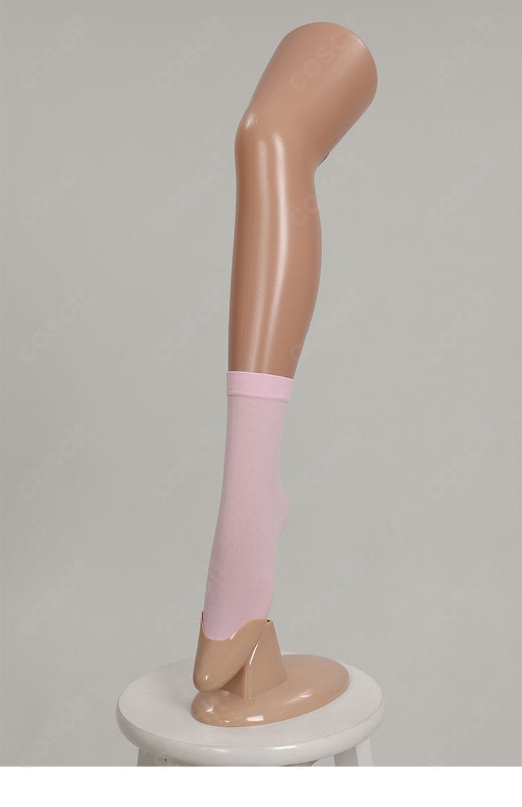 レッグカバーの装飾ディテール。ライン取りと模様配置、脚のシルエットをきれいに見せる設計。