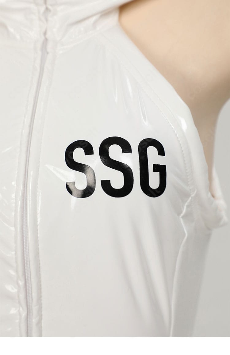 胸元のグラフィティ風装飾のアップ。デザインの質感と色乗り、撮影映えするコントラストを表現。