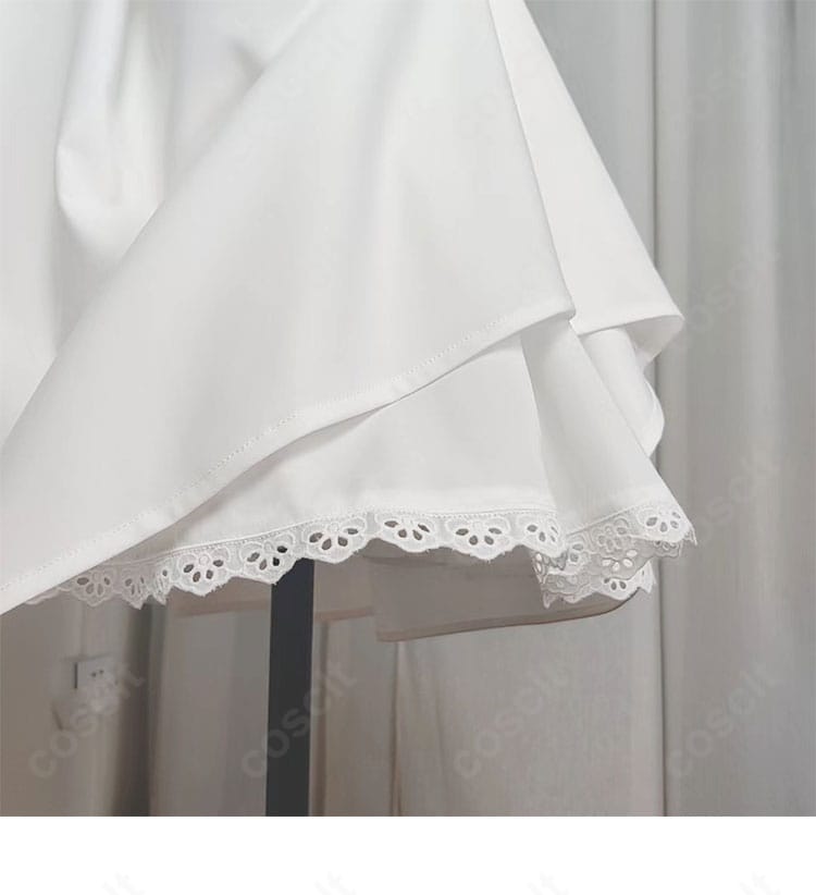 裾装飾：スカート裾の装飾を捉えた詳細画像。撮影時に陰影が出やすい立体的な仕上がり。