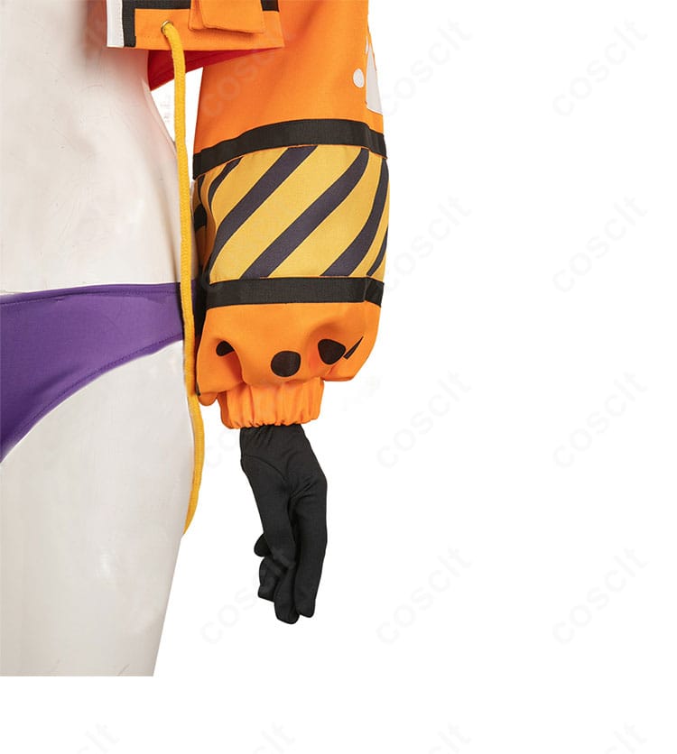 ヨーク衣装 袖ディテールの近接。袖口の刺繍と装飾ステッチが近未来感を強調。