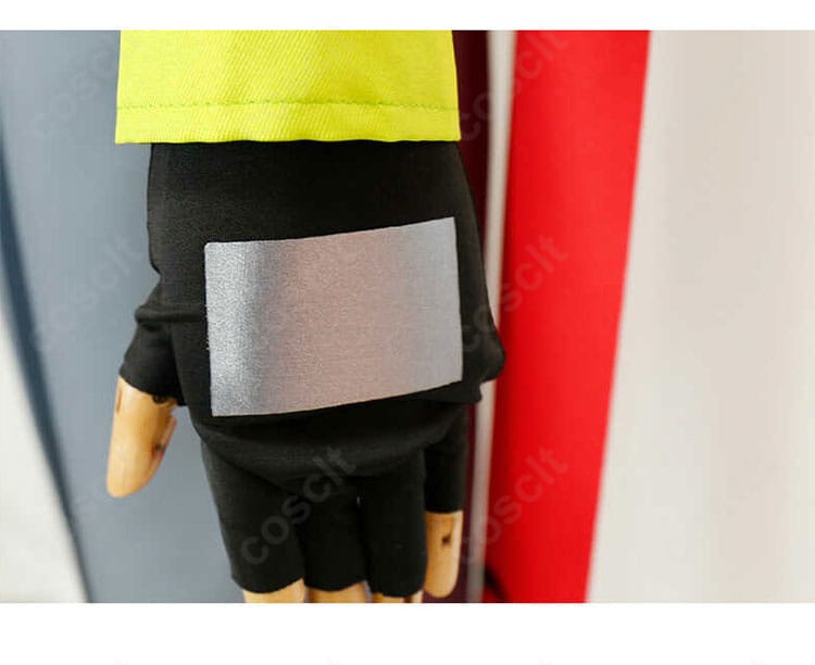 カミル コスプレ手袋と手首飾りのクローズアップ。装飾パーツでキャラクター性を強調。