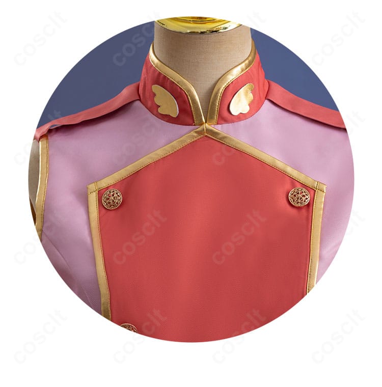 衣領周りの装飾ディテール。刺繍風パーツと縁取りの質感が映えるアップ。