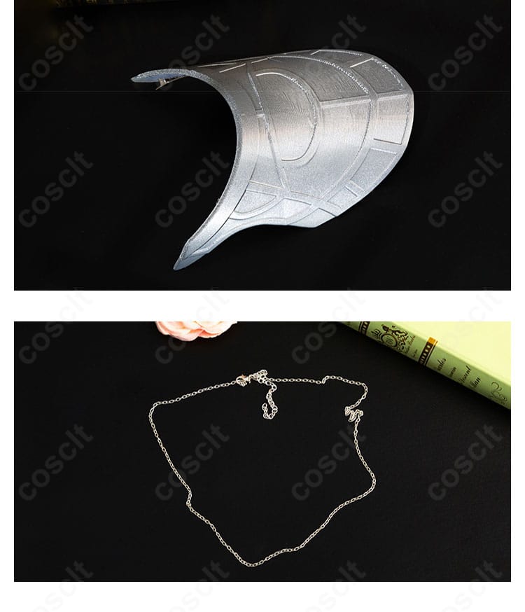 襟元と肩の装飾。コートのエッジ処理とアクセント配置が分かる構図。